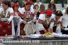 Фолклорните групи от община Сандански подредиха кулинарна изложба