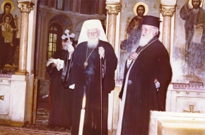 Българският патриарх Максим благославя санданчани през 1984 година