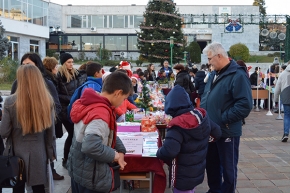 Коледен базар отрупа с коледни чудесии площада в Сандански