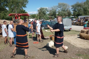 Гладиаторски битки и римски възстановки в санданското село Склаве