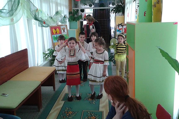 Малчуганите и колективът на ОДЗ 1 "Дора Габе" се срещнаха с поетесата Катя Кирянова